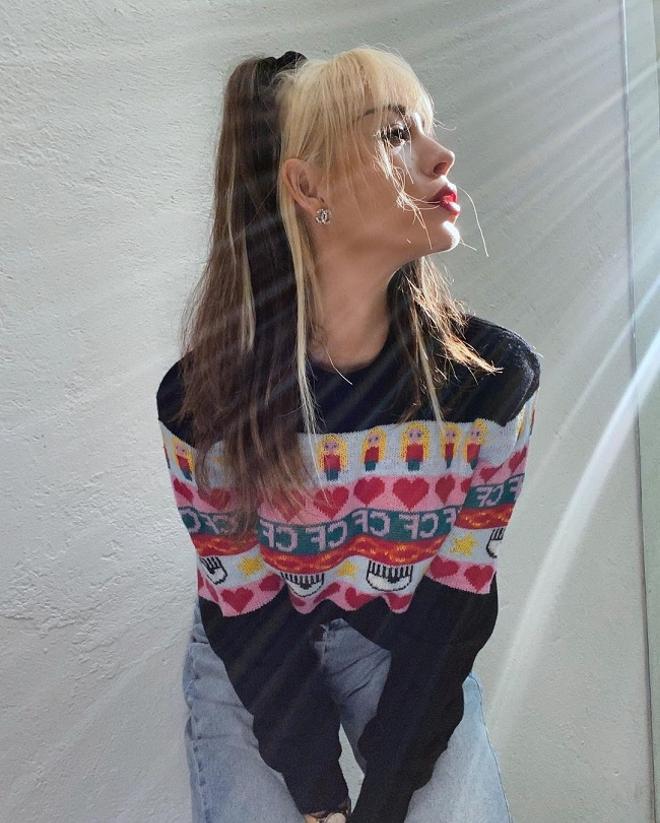 El nuevo look de Danna Paola con flequillo platino y melena castaña