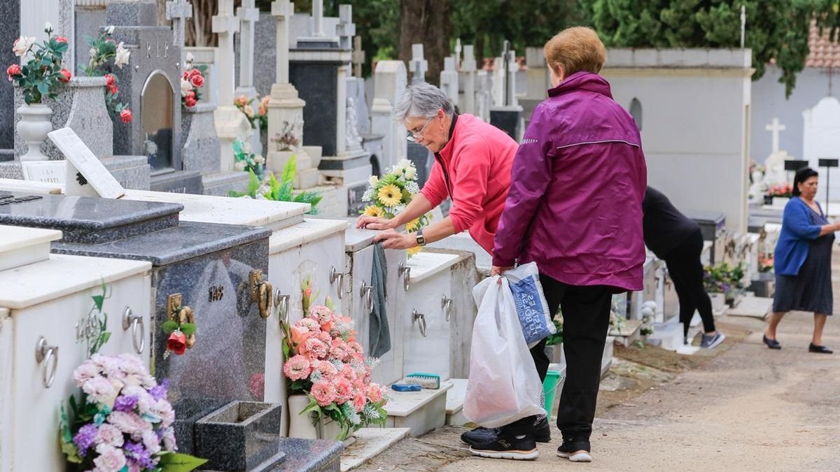 Adecentamiento de nichos, ayer, en el cementerio de Mérida.