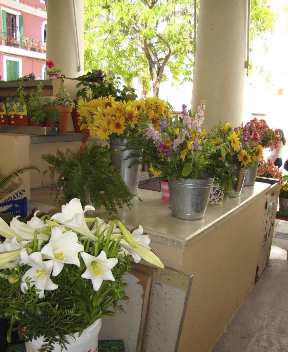 Un trast del mercat amb flors.