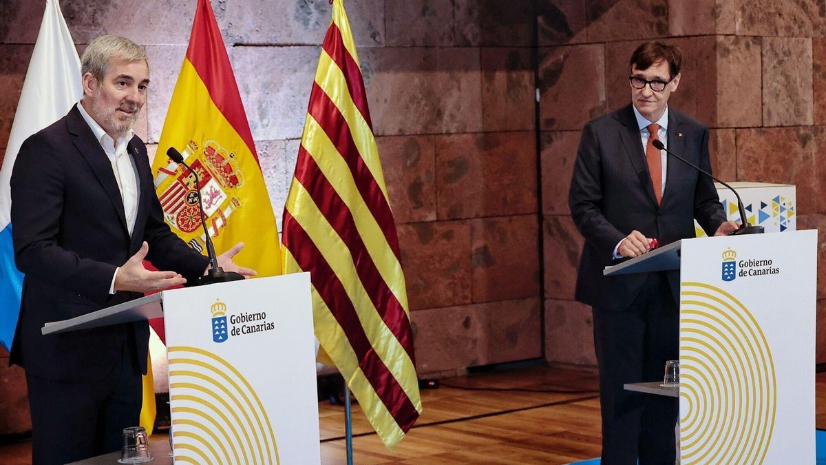 El presidente de Canarias, Fernando Clavijo (i), y el de la Generalitat, Salvador Illa en la rueda de prensa tras su reunión el pasado mes de enero.