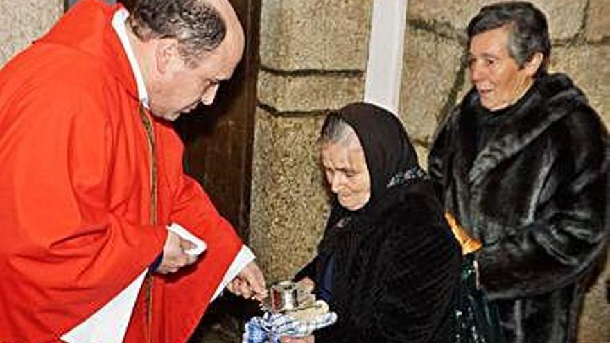 El sacerdote durante la bendición del pan.