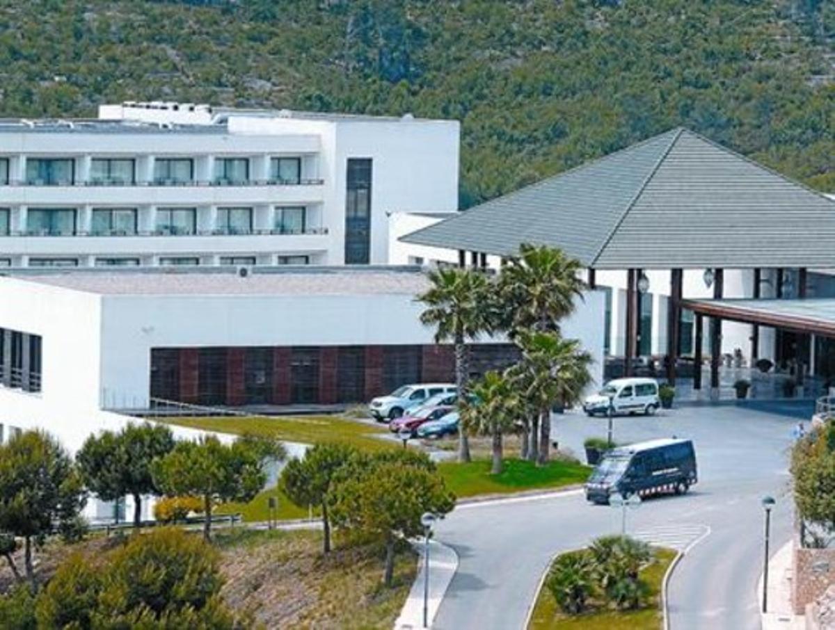 Una furgoneta dels Mossos d’Esquadra, ahir davant la porta de l’hotel Dolce de Sitges. Una furgoneta dels Mossos d’Esquadra, ahir davant la porta de l’hotel Dolce de Sitges.