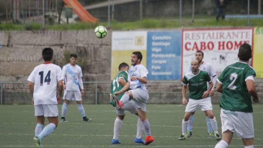 Una acción del duelo entre Cruceiro y A Lama. // Santos Álvarez