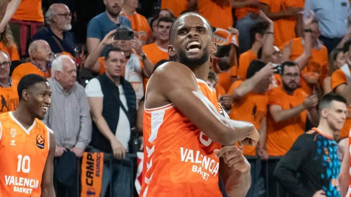 Jean Montero celebra una canasta durante los playoffs de Euroliga con Valencia Basket.