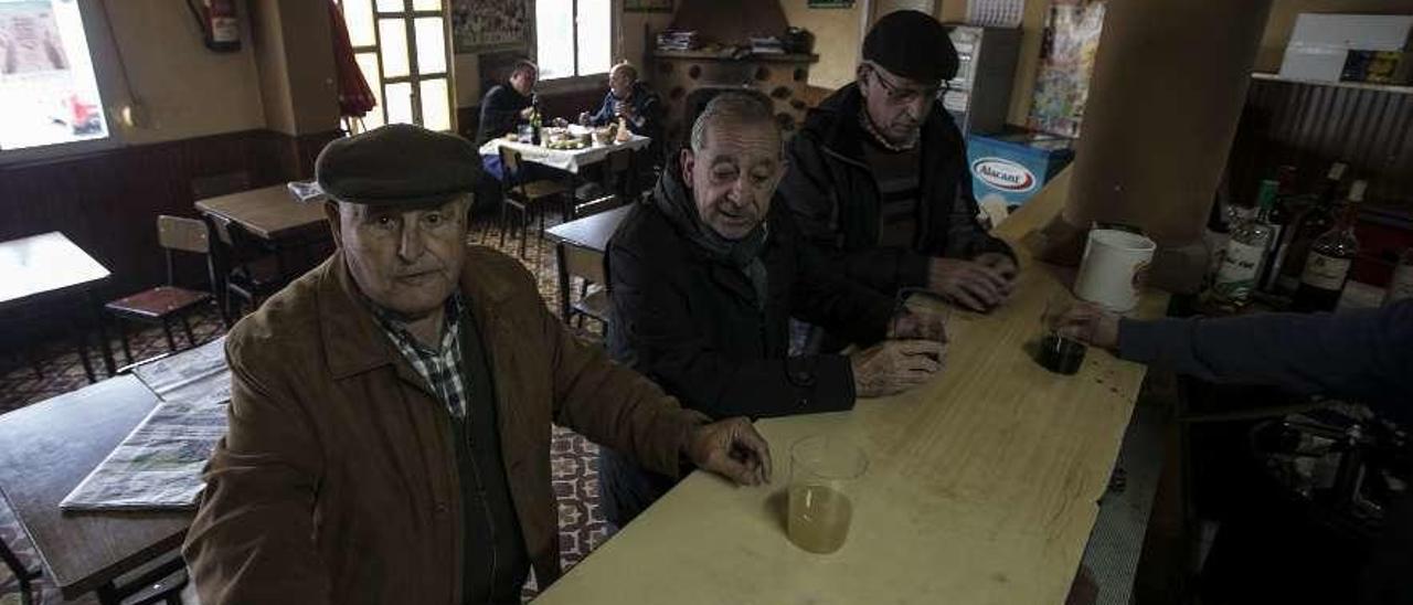 Por la izquierda, Juan Cayuela, Pablo Masa y Manolo Suárez, en uno de los chigres de San Balandrán.