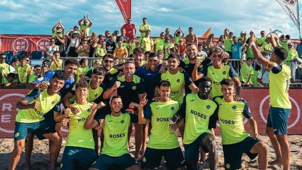 El Roses platja celebra amb l’afició la victòria del passat divendres.