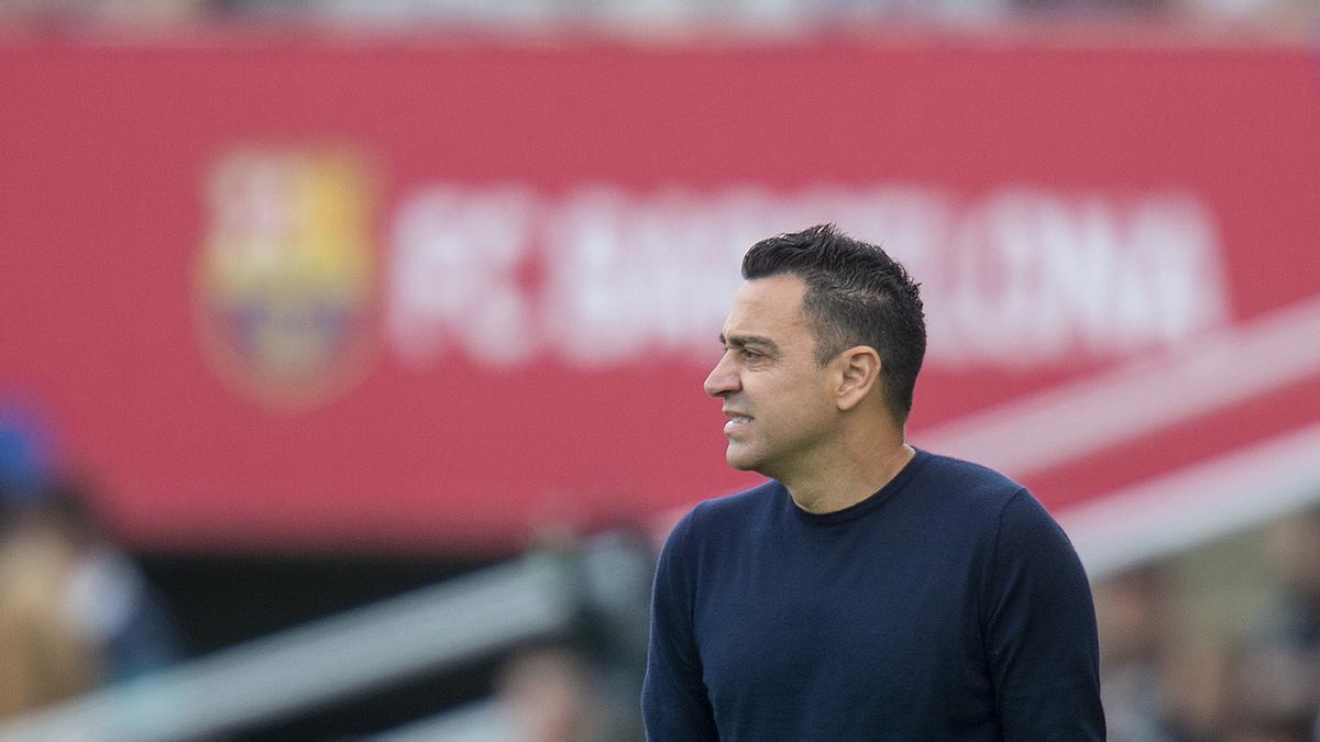 Xavi Hernández en la banda de Montjuic