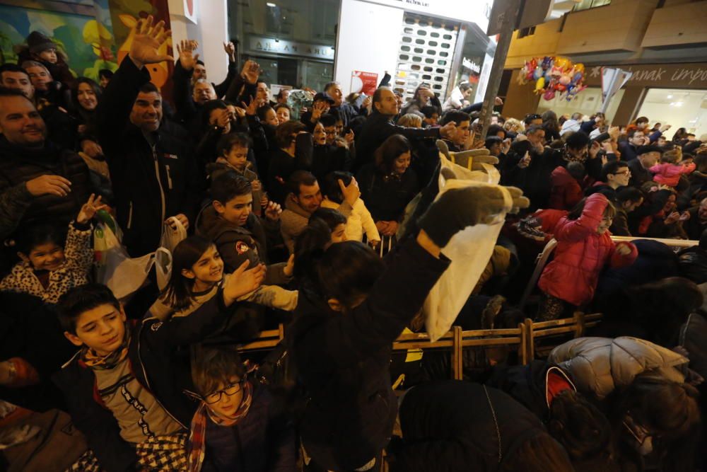 La cabalgata de los Reyes Magos en Elche ha recorrido el centro de la ciudad con 13 carrozas y más de 600 personas