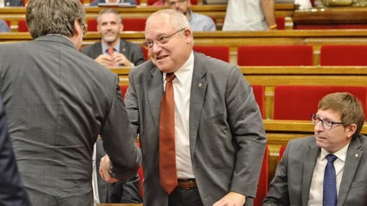 Lluis Puig con Santi Vila en el Parlament