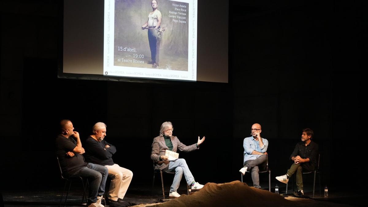 El actor Pepe Zapata (de izquierda a derecha), el dramaturgo Gerard Vázquez, el presentador del acto, Víctor Amela, el periodista Rodrigo Terrasa y el autor de cómic Paco Roca, este lunes en el Romea.