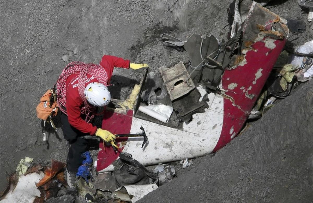 fcasals29170617 a french rescue worker inspects the remains of the germanwin160722180539