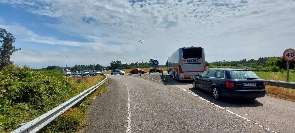 EN IMÁGENES: Cae un camión cisterna con gas desde la Autovía del Cantábrico a la carretera nacional en Lué EN IMÁGENES: Cae un camión cisterna con gas desde la Autovía del Cantábrico a la carretera nacional en Lué