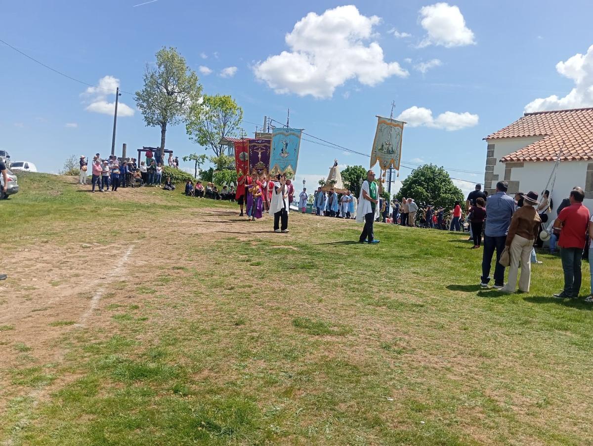 GALERÍA | La romería de la Virgen de la luz hermana a zamoranos y mirandeses