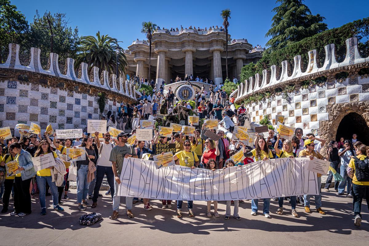 Familias de la escuela Escola Baldiri Reixac se concentrarán ante el dragón del Park Güell junto a alumnos y profesores en una acción conjunta para apoyar las movilizaciones de este mes.
