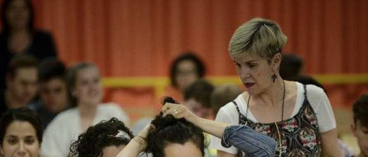 Una joven se recoge el pelo en la pasada selectividad. // Brais Lorenzo