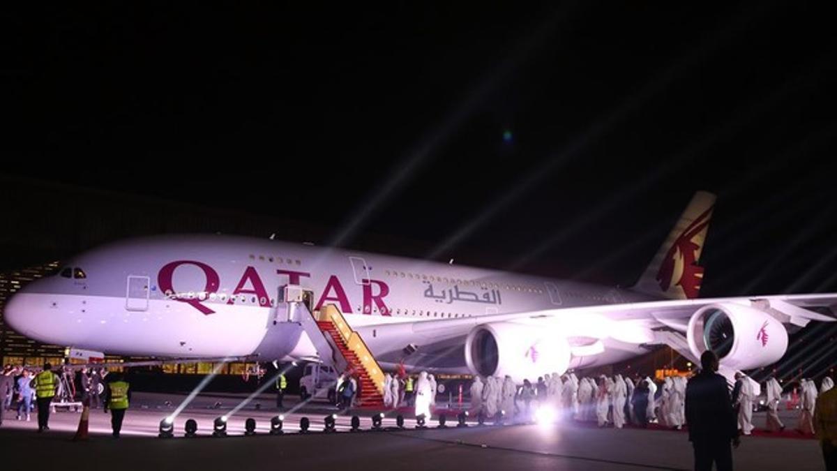 Un Airbus A380 de Qatar Airways, en el aeropuerto de Doha.