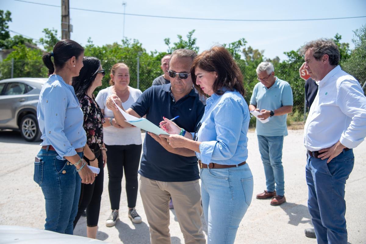 La alcaldesa palmeña y el primer teniente de alcalde conversan con los vecinos de La Graja, donde se van a renovar las luminarias.