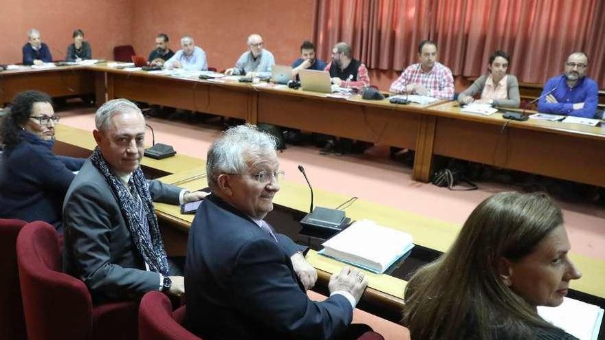 El director de Centros, José M. Pinal (izda), con los sindicatos educativos, ayer en Santiago // Xoán Álvarez