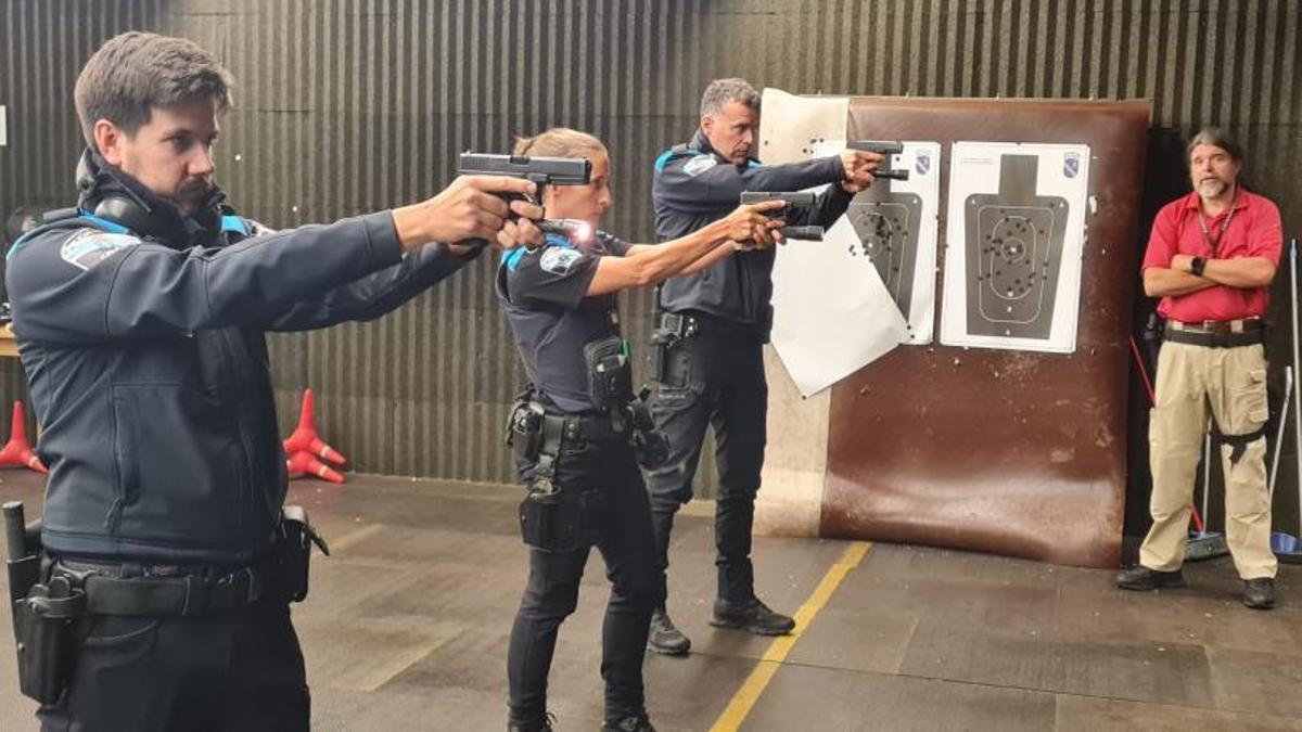 Policías locales practicando con sus armas en la Academia Galega de Seguridade Pública de A Estrada /agasp