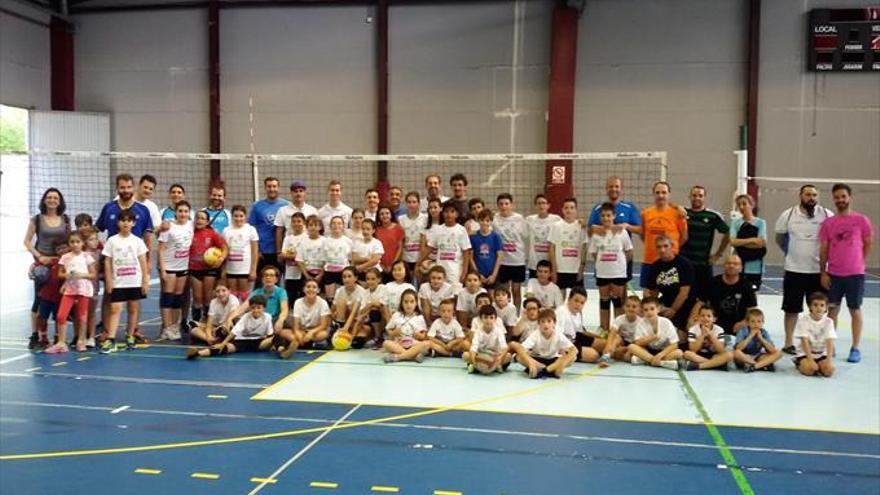 Clausura en cáceres de la escuela de voleibol del colegio dulce chacón