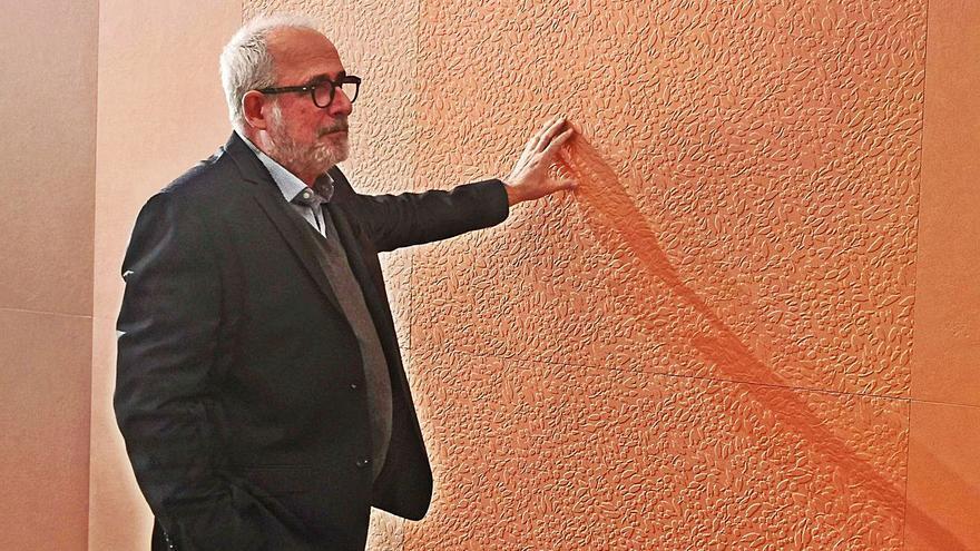 Luigi Romanelli comprueba la textura de su nueva creación. | LEVANTE-EMV