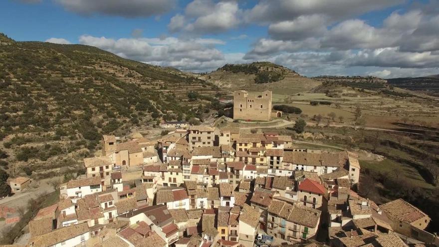 La fortaleza adquirida en los años 60 por Ricardo Miravet corona el pequeño pueblo de la Todolella, en Els Ports.