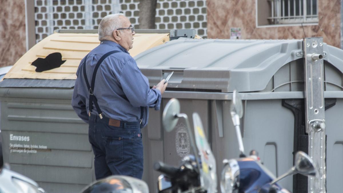 El empresario de Orihuela Ángel Fenoll en una imagen tomada hace un año en Alicante durante la celebración del juicio por la trama de las basuras de Calp.