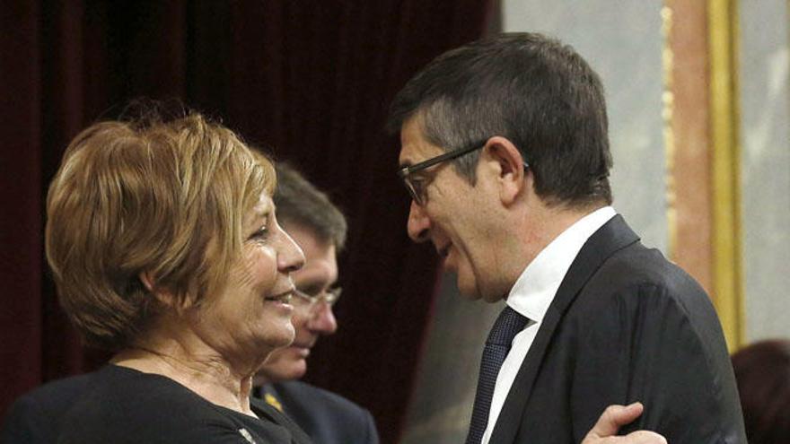 Celia Villalobos, abraza a Patxi López, este miércoles en el Congreso.