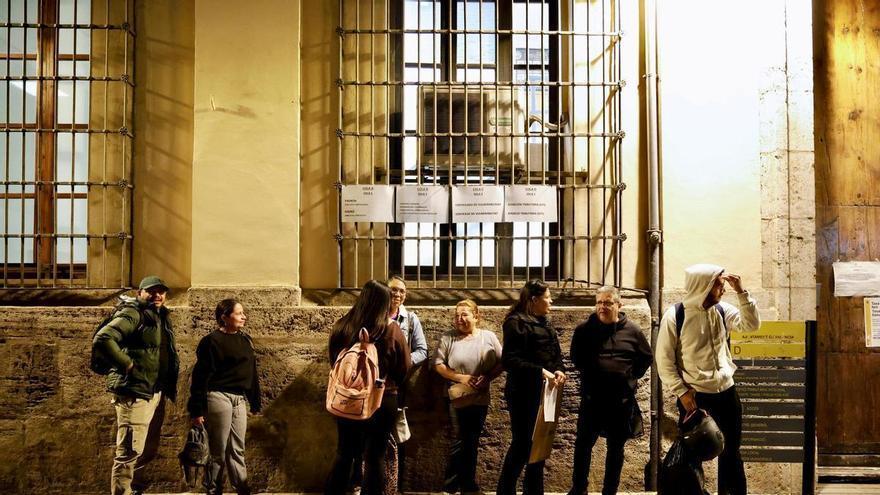 Proceso de regularización en Valencia: noches al raso para conseguir una cita