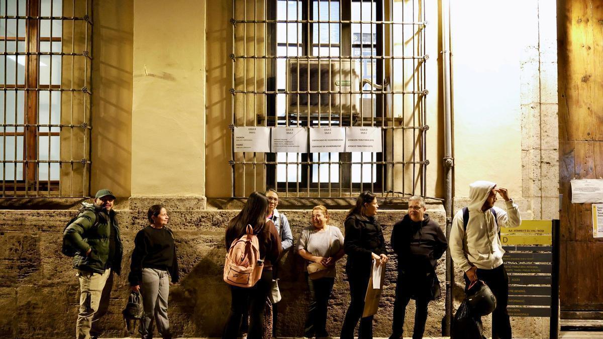 Proceso de regularización en Valencia: noches al raso para conseguir una cita
