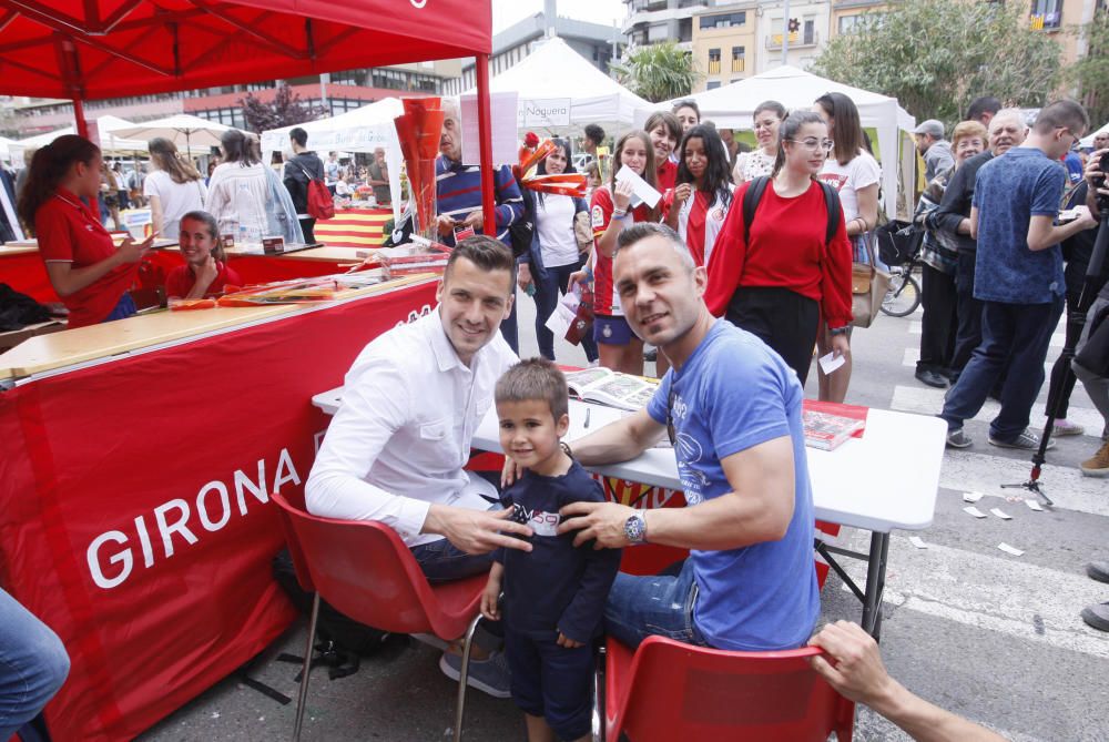 Eloi Amagat i Àlex Granell signen llibres i samarretes per Sant Jordi