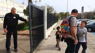 El Ayuntamiento de Córdoba pone guardias de seguridad como porteros escolares