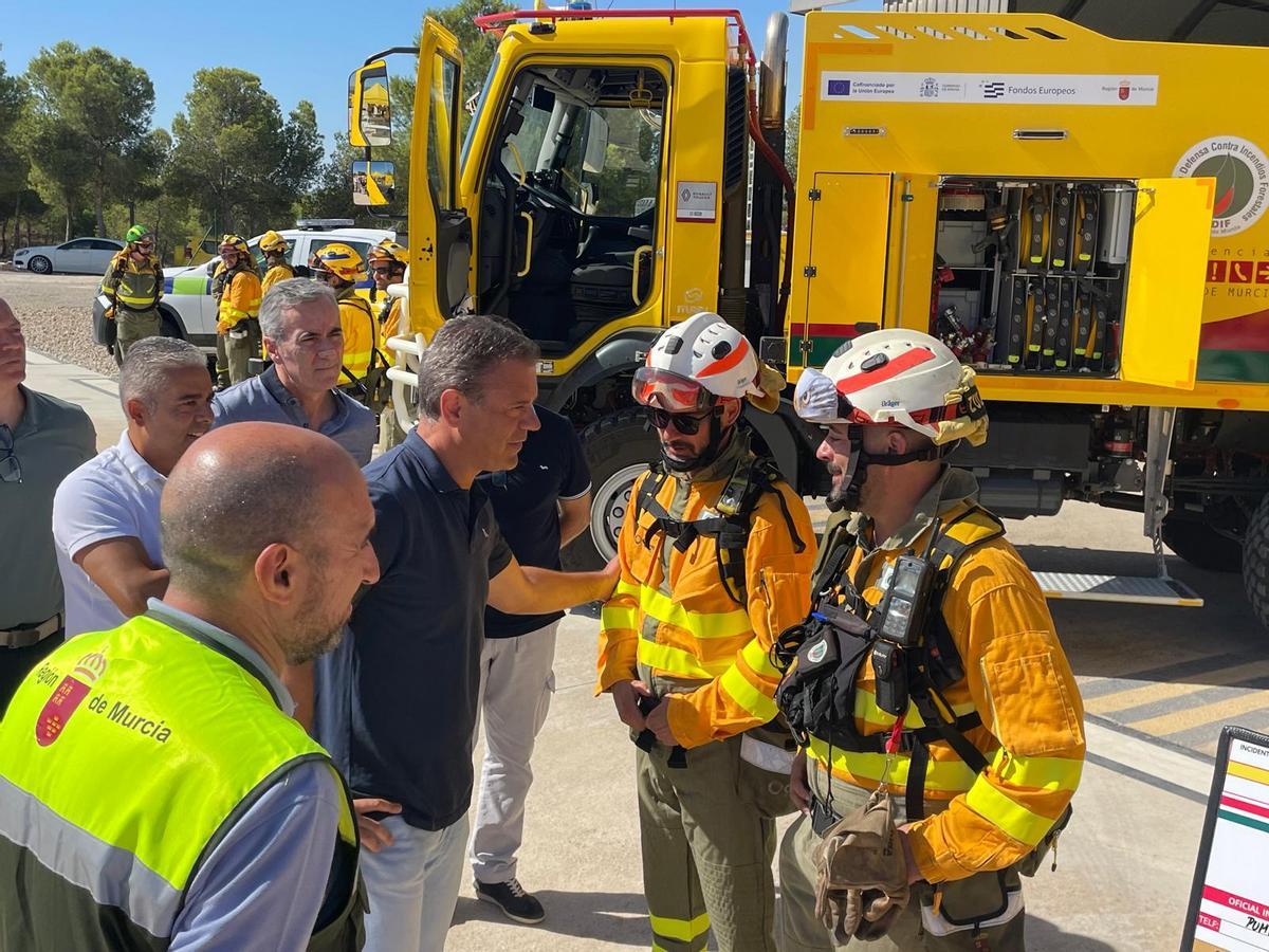 El consejero Marcos Ortuño junto a varios bomberos.
