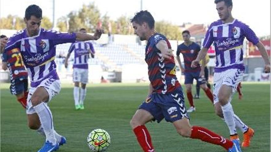 Juanto controla la pilota davant la pressió de Javi Moyano i Juan Villar, del Valladolid.