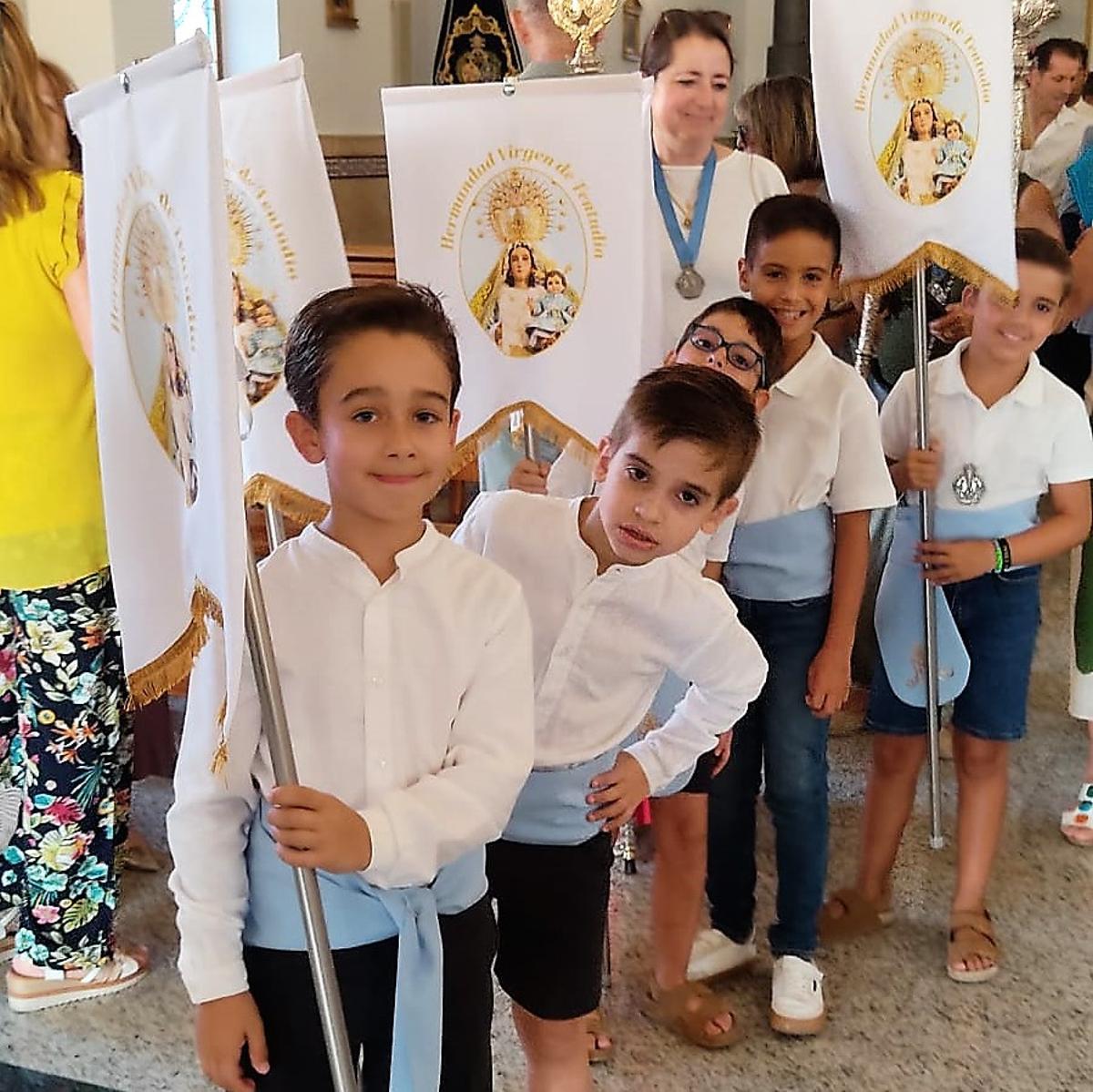 Relevo generacional. Costaleros cadetes en la procesión de la Virgen