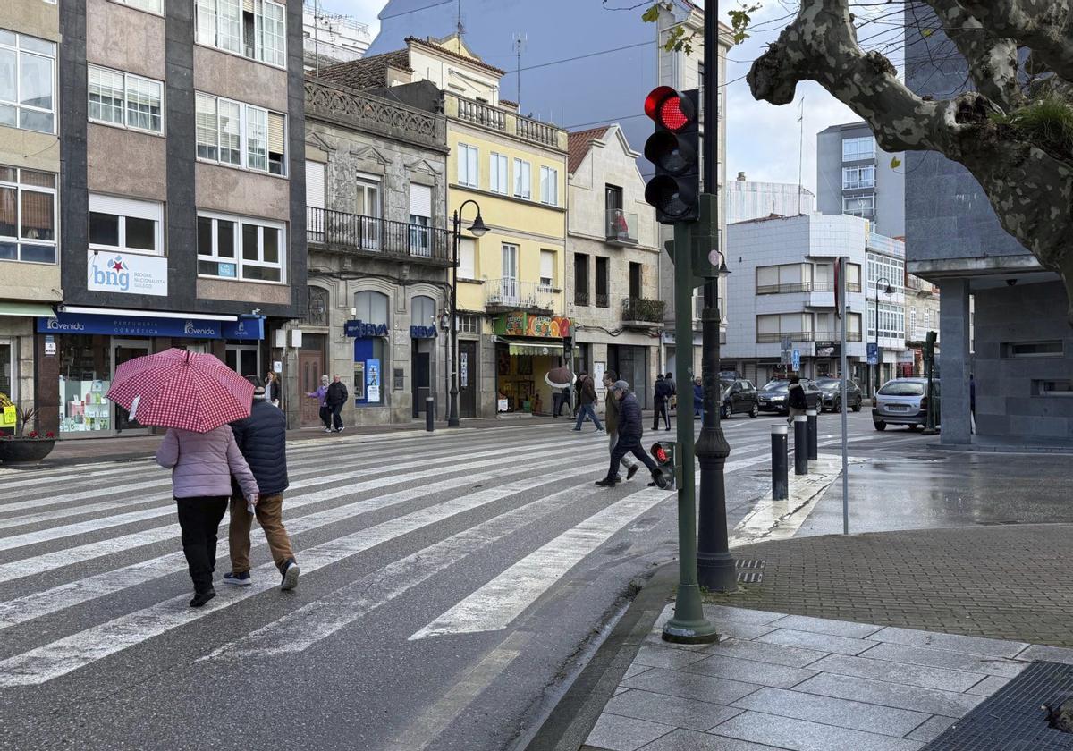 Varias personas cruzando, ayer, por el paso de cebra entre el consistorio y la calle Méndez Núñez. | FOTOS: G.NÚÑEZ