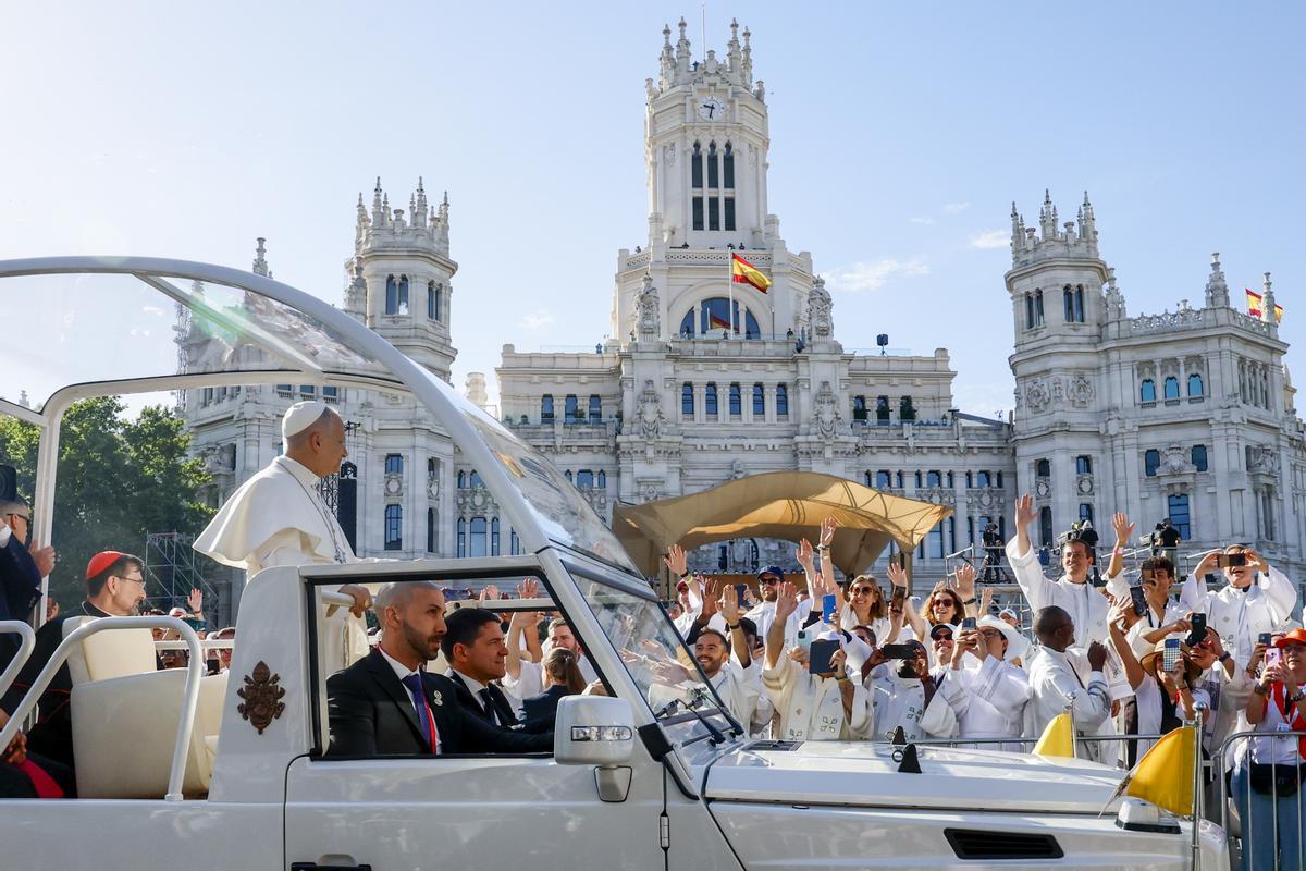 El Papa, en el Papamóvil, esta mañana frente a la Cibeles