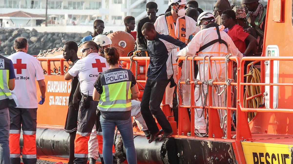 Salvamento escolta hasta El Hierro a un cayuco con unos 100 migrantes a bordo