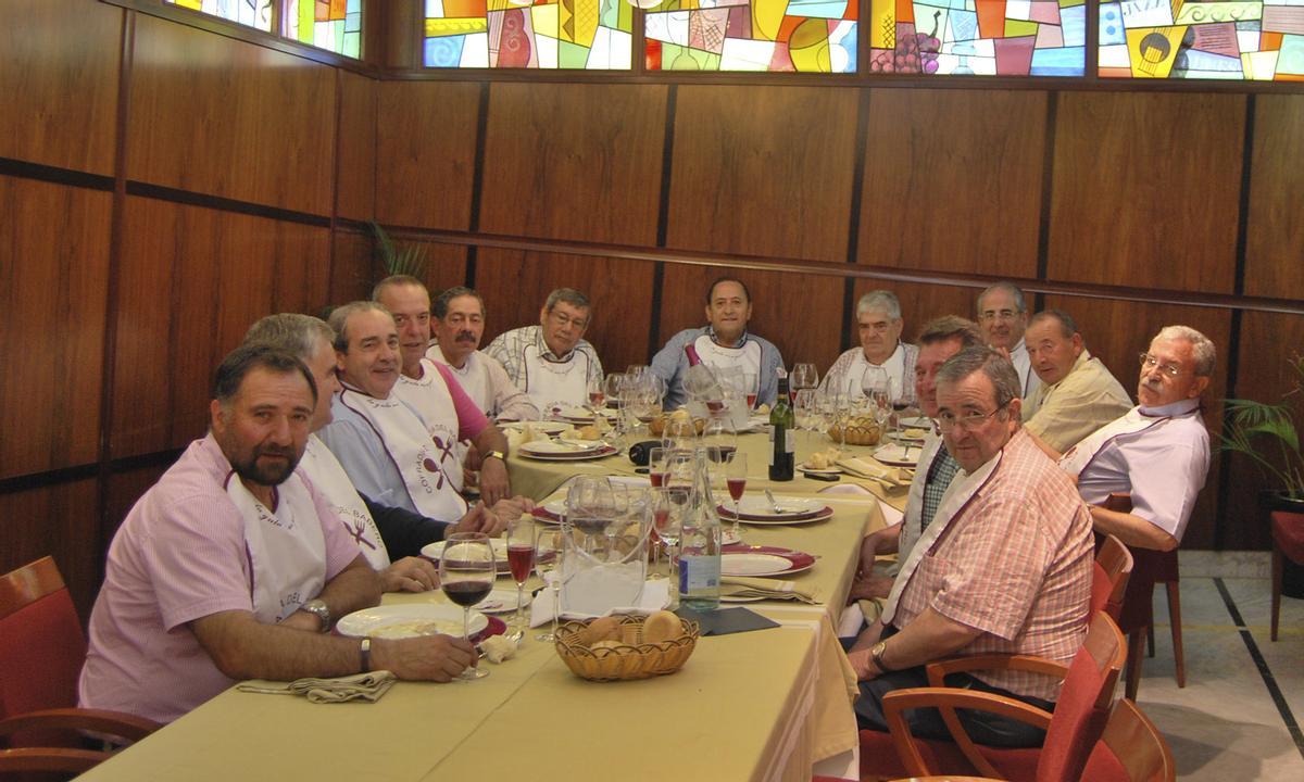 Mariano celebra su 73 cumpleaos con sus amigos en su restaurante La Marina