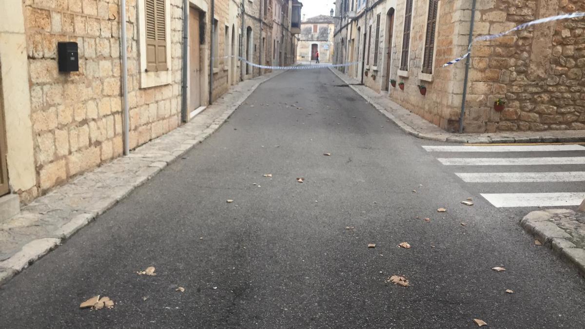 El fuerte viento en Binissalem ha obligado a cerrar una de sus calles importantes como es la calle de Llorenç Moyà por desprendimiento de tejas en varias casas