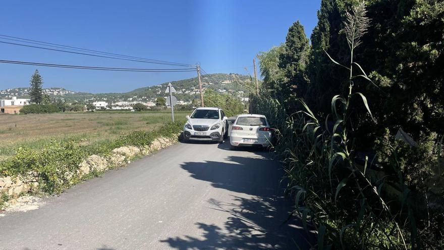 Dos vehículos se cruzan por el estrecho camino de sa Llavanera, entre la avenida de Vuit d’Agost y la de Cap Martinet. | D. I.