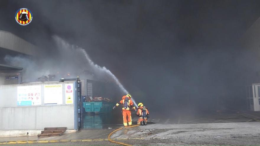 Un incendio devora una planta de reciclaje en Aielo de Malferit