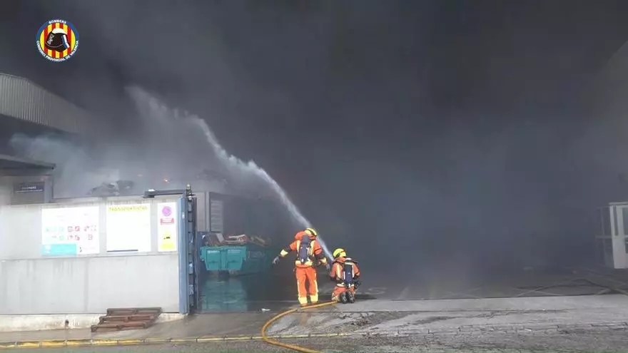 Un incendio devora una planta de reciclaje en Aielo de Malferit