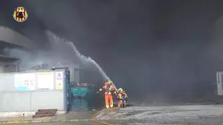 Un incendio devora una planta de reciclaje en Aielo de Malferit y desata una gran columna de humo