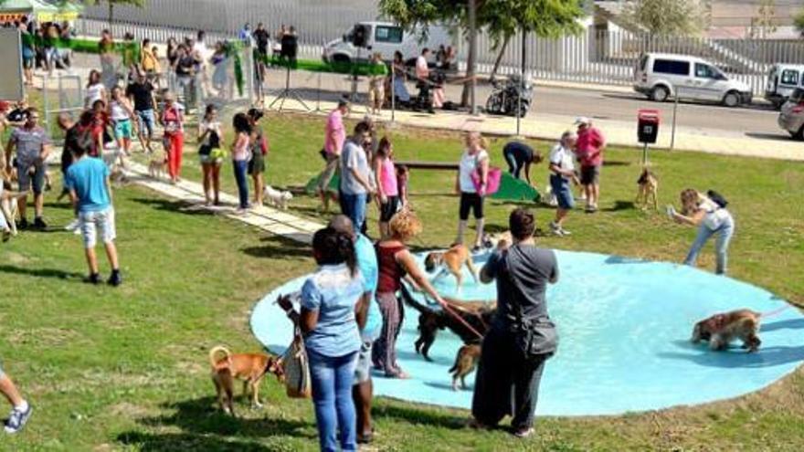 Estepona crea el segundo parque canino de la ciudad, en la avenida Litoral