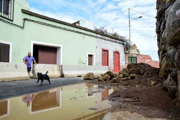 Zonas del cono sur de Las Palmas de GC afectadas despues de la lluvia del 23.10.2015. Muro caido en Arbol Bonito.