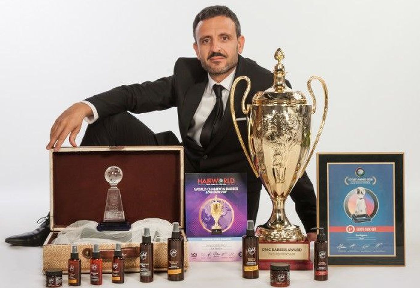 Paco, posando con la Copa del Mundo conquistada en París, en el 2018