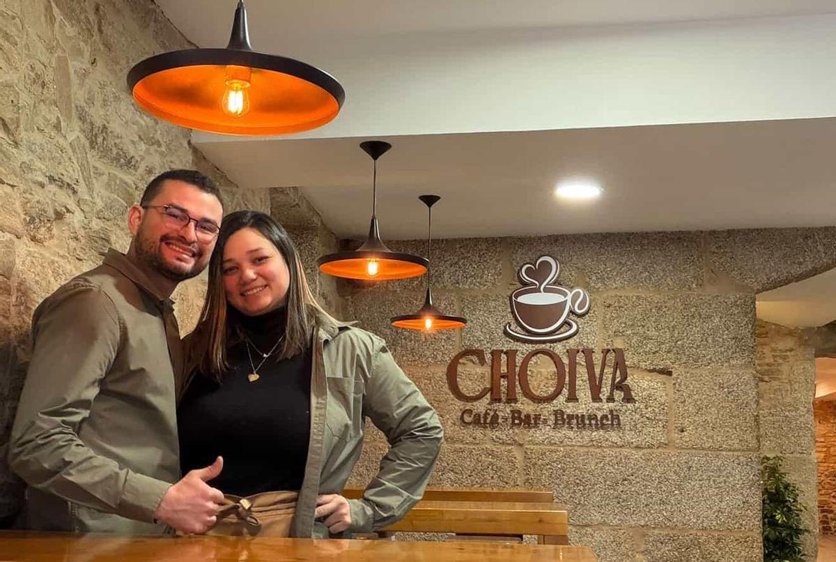 Gabriela Henríquez y su pareja, Alexis Requena, en el interior de su nueva cafetería.