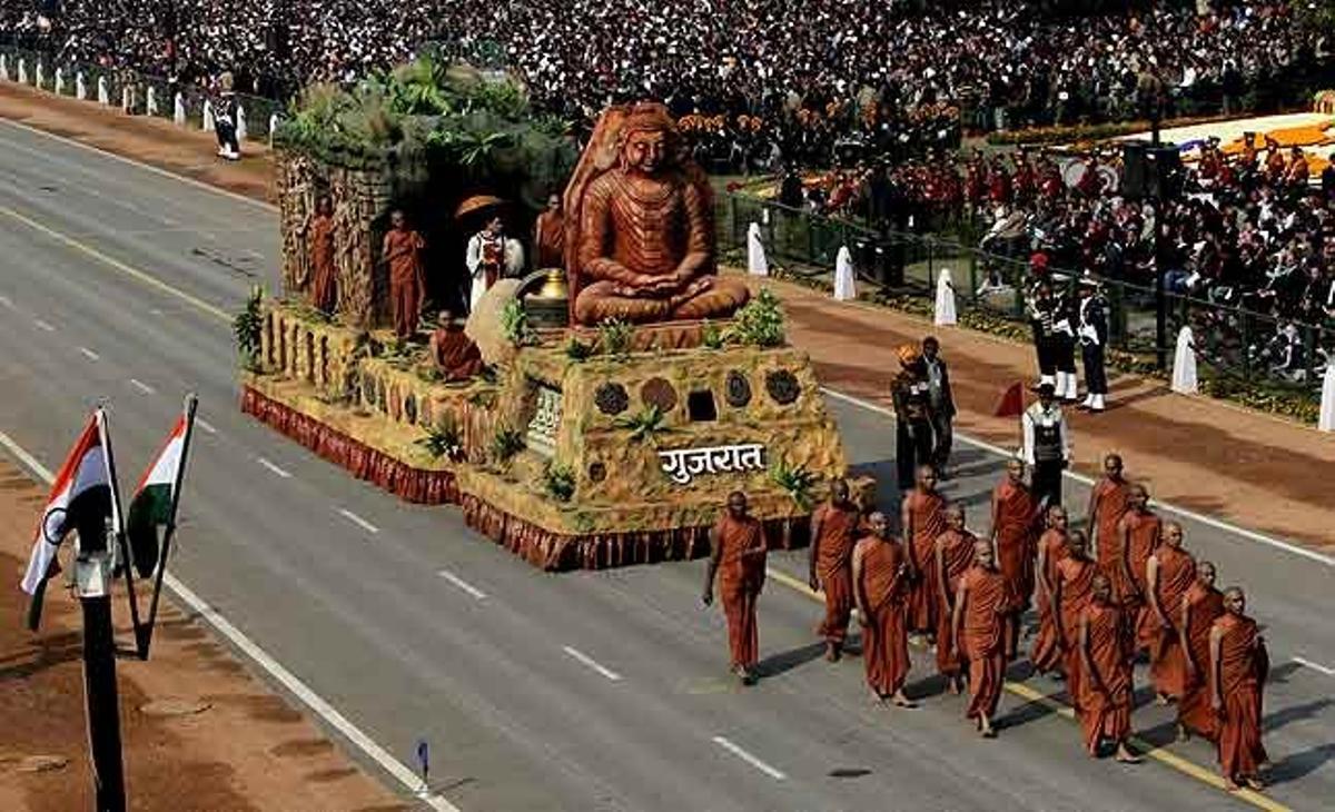 Un grup de monjos porten una carrossa que representa l’estat de Gujarat, patrimoni budista, durant la desfilada del Dia de la República a Nova Delhi (Índia).
