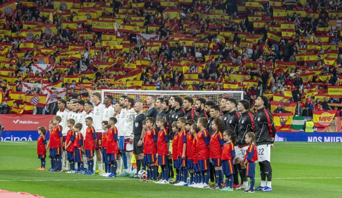 La FIFA expedienta Espanya pels càntics racistes